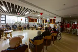 00后志愿者走进福利院，和老人来了场才艺比拼图片