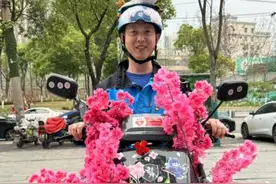 外卖骑手变身“急救侠”，随身携带2.5公斤“救命神器”图片