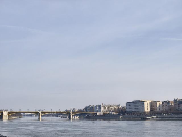 多瑙河畔，在布达静听城市的岁月回声