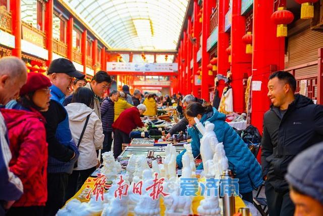 旧韵新趣满街巷 英雄山文化市场人头攒动