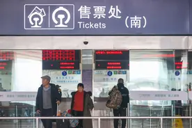 优先安排下铺，把老人出行放在心上 | 新京报快评图片