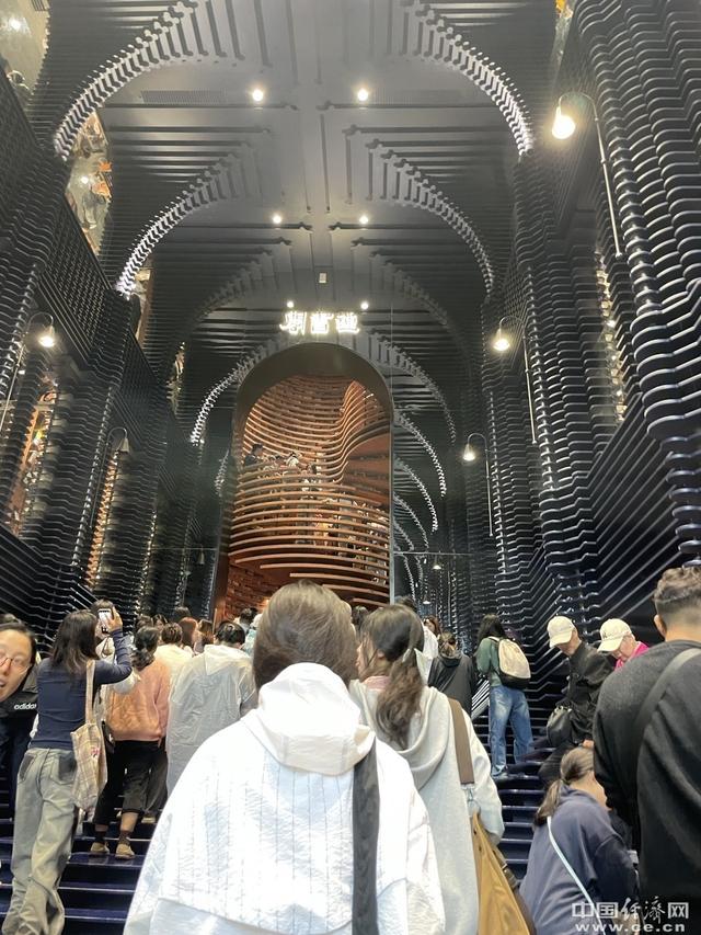 一见倾心！解锁多地网红书店的最美模样(组图)