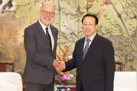 与上海市长会见时，新西兰奥克兰市长弹奏班卓琴，即兴演奏毛利传统歌曲图片