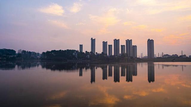 南漳晨光绘梦：当第一缕阳光吻醒湖畔的诗意