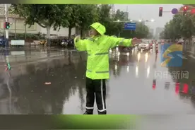 诠释风雨中的守候 邹平交警冒雨指挥交通图片