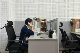 开屏人物｜小小听筒，为他们打开一道道生门图片