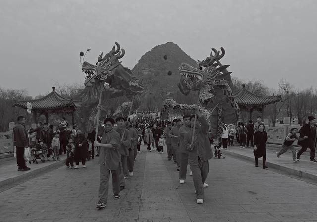 一座山守望一座城