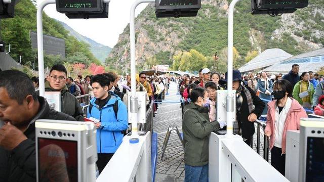 九寨沟彩林季迎“井喷式”客流 “颜值+服务”双在线获游客盛赞