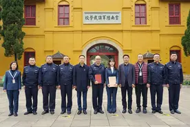 市公安局五华分局向云南陆军讲武堂历史博物馆捐赠文物资料图片