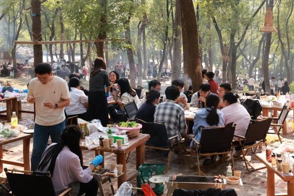 武汉东湖森林烤场正式开业迎客，烧烤节现场人头攒动，音乐会点燃武汉人“回忆杀”