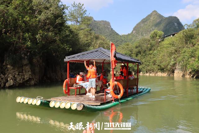 荔波县小七孔镇暑期旅游市场持续火爆升温