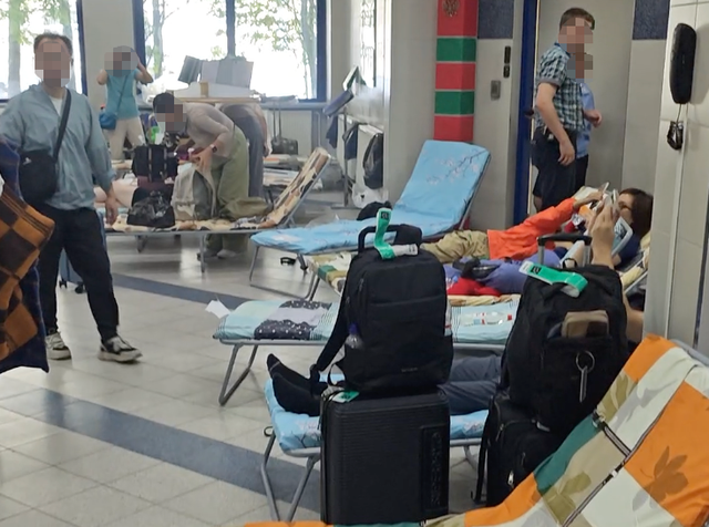 国航一伦敦飞北京航班因机械故障备降俄罗斯，有乘客在机场折叠床上休息