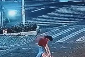 动静说法丨儿童闹脾气躺马路中间被轿车碾压，谁该担责？图片