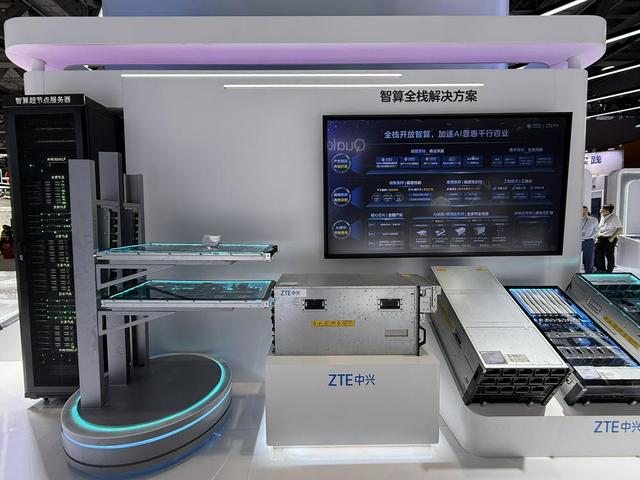 王兴兴现身谈机器人发展 智元宇树华为产品吸睛 中国移动在这场大会上官宣“AI+”战略升级
