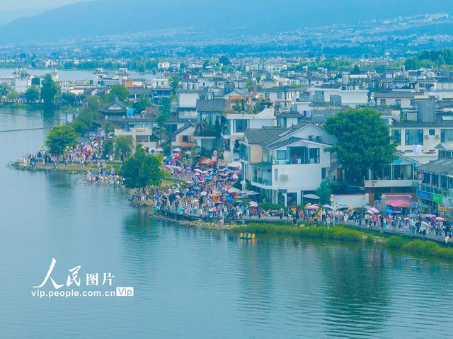 云南大理：洱海生态廊道游人如织