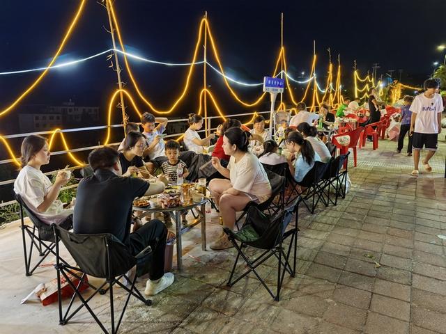 贵州碧江龙塘坳：点亮夜经济 激活新活力