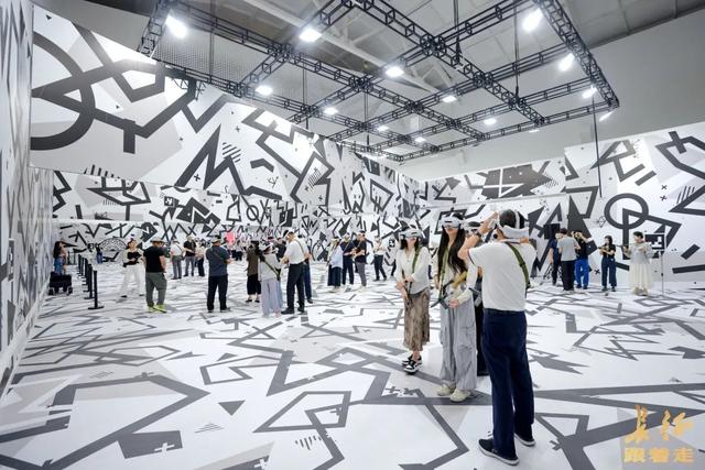 《跟着走·长征》VR沉浸展开幕，观众“亲身”体验壮阔历史