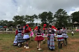 欢歌斗牛庆立秋 苗家热闹赶花山图片