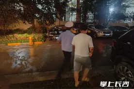 打开门，送外卖的竟然是交警！背后故事很温暖图片