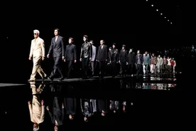 胡兵登上2025年春夏西服流行趋势发布时尚秀场图片