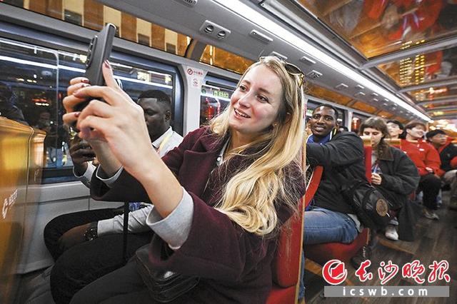 “哇”声一片中，杜甫江阁映入眼帘