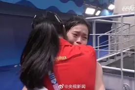 夺冠后，全红婵赛后抱着教练陈若琳哭了图片