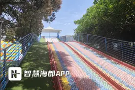 默许“双人乘”，福州一乐园彩虹滑道项目“伤娃”图片