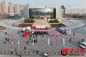 迎着2025年第一缕阳光 “杨湖杯”菏泽文明公益健康跑鸣枪开跑图片