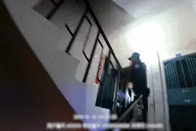 “我儿子还在里面！”特警凌晨三进火场救人图片