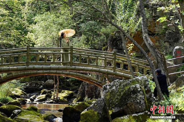 游客畅游茅兰沟国家森林公园 在边境小城尽享清凉