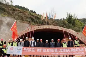 京昆高速广元至绵阳段扩容项目剑阁段猫儿垭隧道右线顺利贯通图片