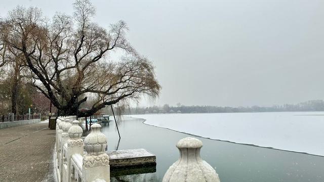 听雪落白塔，北海归静谧
