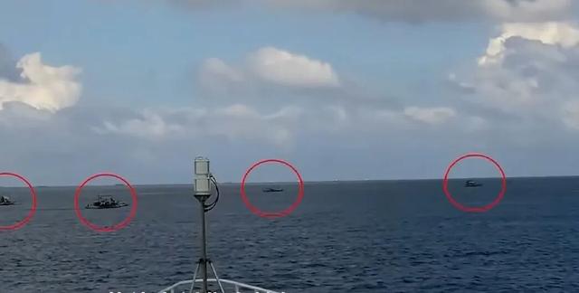 现场视频：菲律宾纠集多艘船只侵闯中国仙宾礁海域，“渔民”挥舞20公分长刀威胁我方海警；当天菲一渔船故障	，中方实施人道主义救援