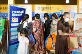 把消保“快闪店”开进商圈 建设银行福建省分行创新开展金融消保教育宣传月活动图片