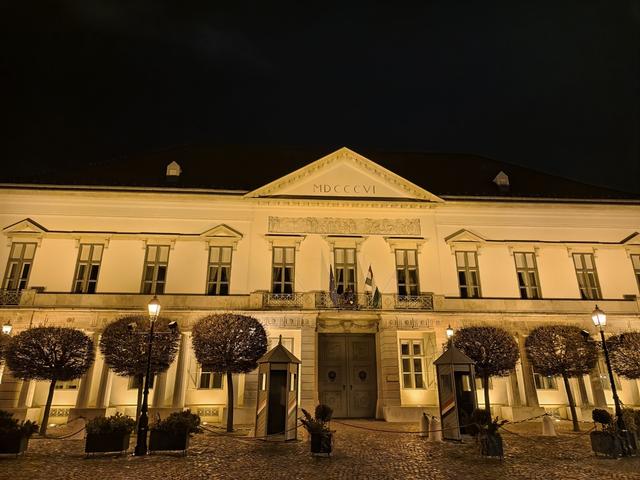 多瑙河畔，在布达静听城市的岁月回声