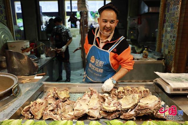 热闹与繁华 国际大巴扎见证新疆70年蝶变