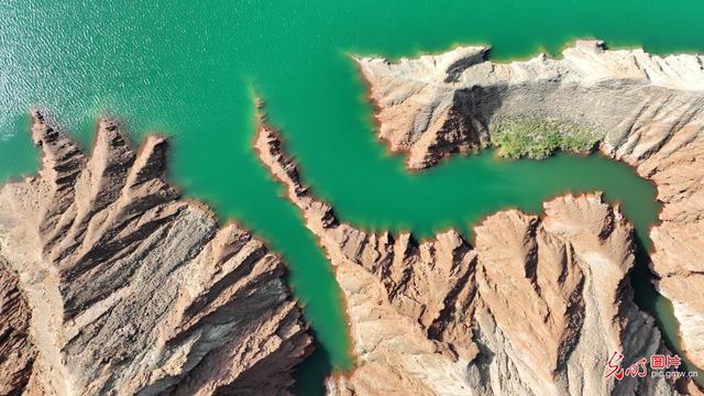 水映丹霞