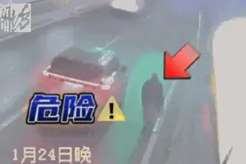 泪目！上海一98岁老人30年每天带着老伴相片外出散步，一走就是一整天图片