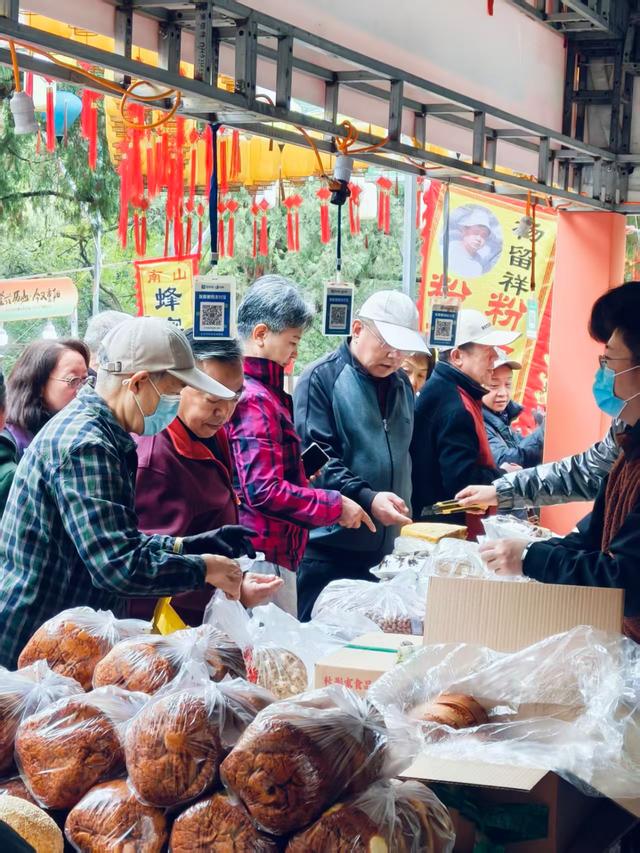 来济南千佛山，热热闹闹赶庙会