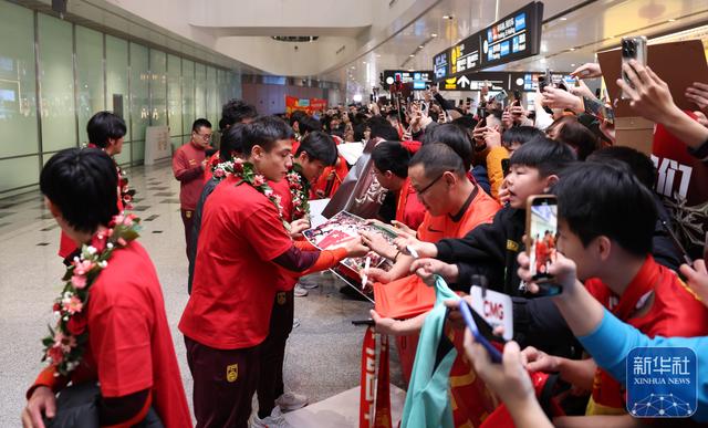 U23国足抵达北京	，大批球迷到机场迎接