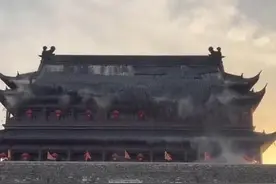 安徽凤阳明中都鼓楼瓦片脱落，目击者称持续一两分钟，官方：已进行勘查图片