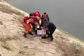 争分夺秒！“90后”辅警勇救落水女子图片