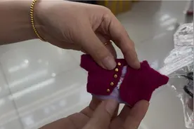 潮玩LABUBU带动周边 有农村宝妈靠制作娃衣月入七千元图片