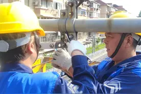 全线巡查71路无轨电车 久事公交现代交通做好供电保障服务图片