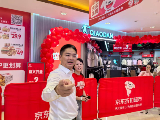 刘强东回乡48小时：吃烧烤、看球赛，为自家超市站台