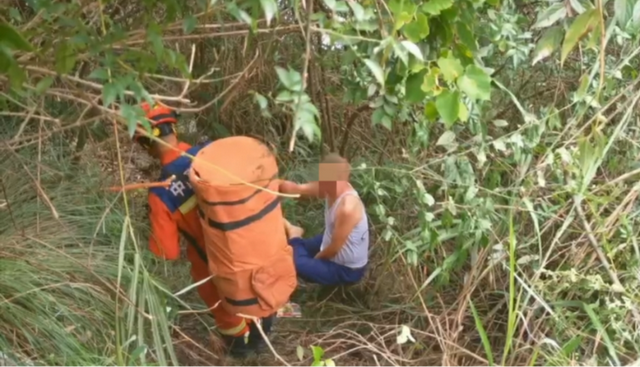 徒步发现美景登高拍照，男子不慎踩空摔伤→
