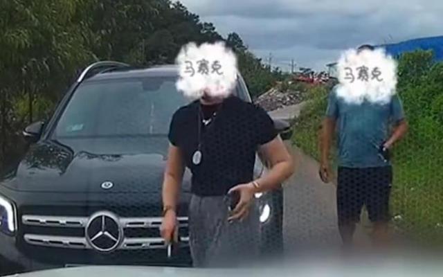 男子称遭奔驰“亮证姐”逼迫让路，广西警方通报：已展开调查