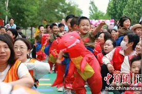 河北蠡县：“童趣”运动会 “亲子”更精彩（组图）图片