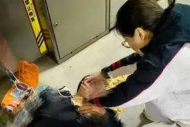 北京玉泉路地铁站，乘客突然倒地！护士紧急施救图片