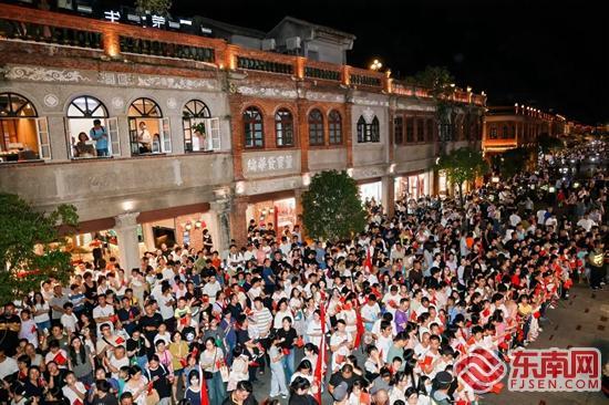 泉州中山路光影秀唱响“民族欢歌” 各族儿女深情告白祖国